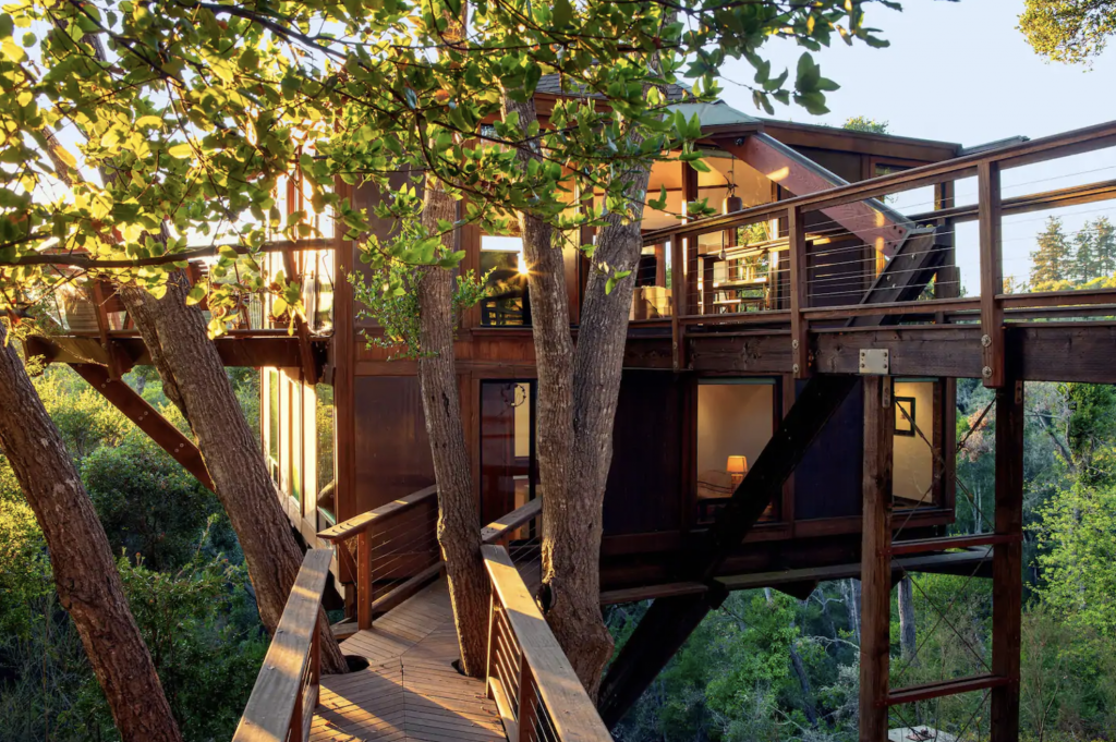 Peaceful Treehouse 02 | 20 Coolest Airbnbs in the United States